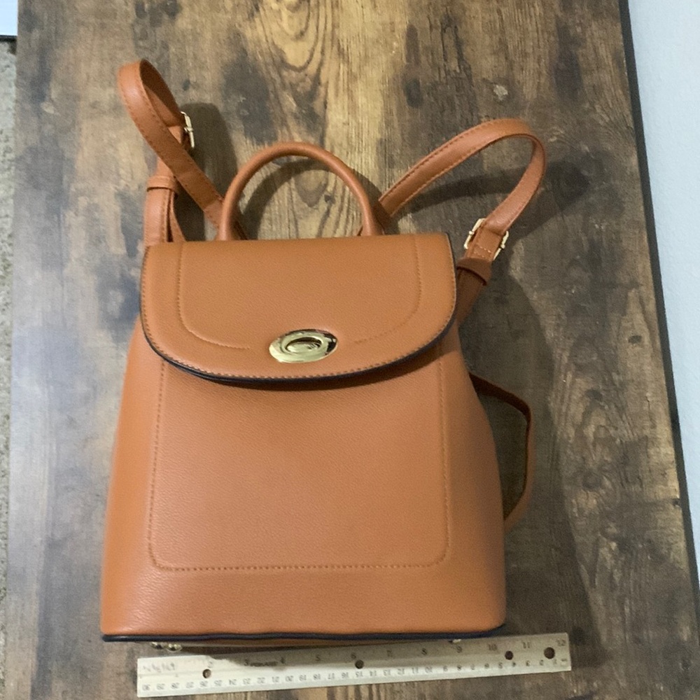 Brown back pack.